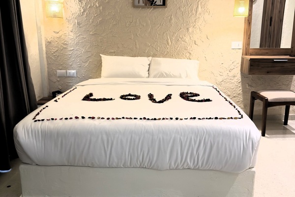 Luxury Suite, Mountain View | Desk, laptop workspace, free WiFi, bed sheets