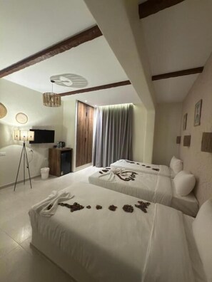 Habitación triple de lujo, para no fumadores, vista al jardín | Escritorio, espacio para trabajar con laptop y wifi gratis 