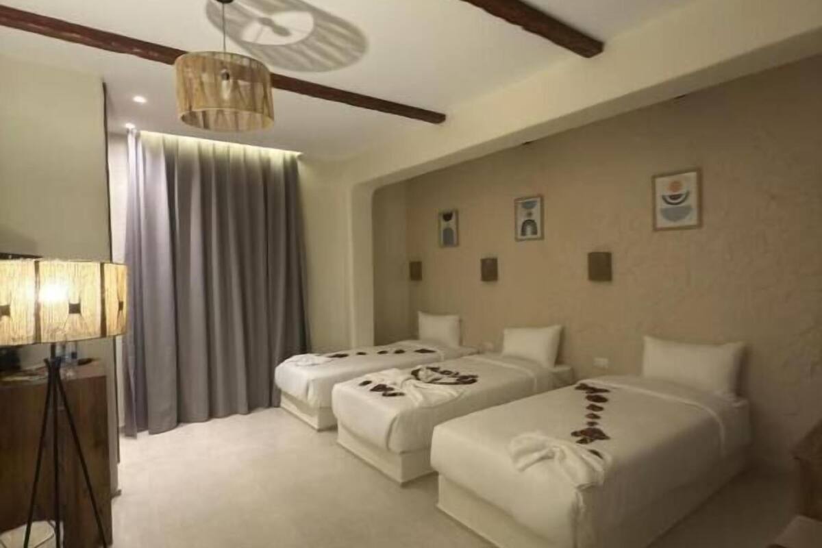 Habitación triple de lujo, para no fumadores, vista al jardín | Escritorio, espacio para trabajar con laptop y wifi gratis