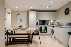 ثلاجة، ميكروويف، فرن، موقد طهي مسطح