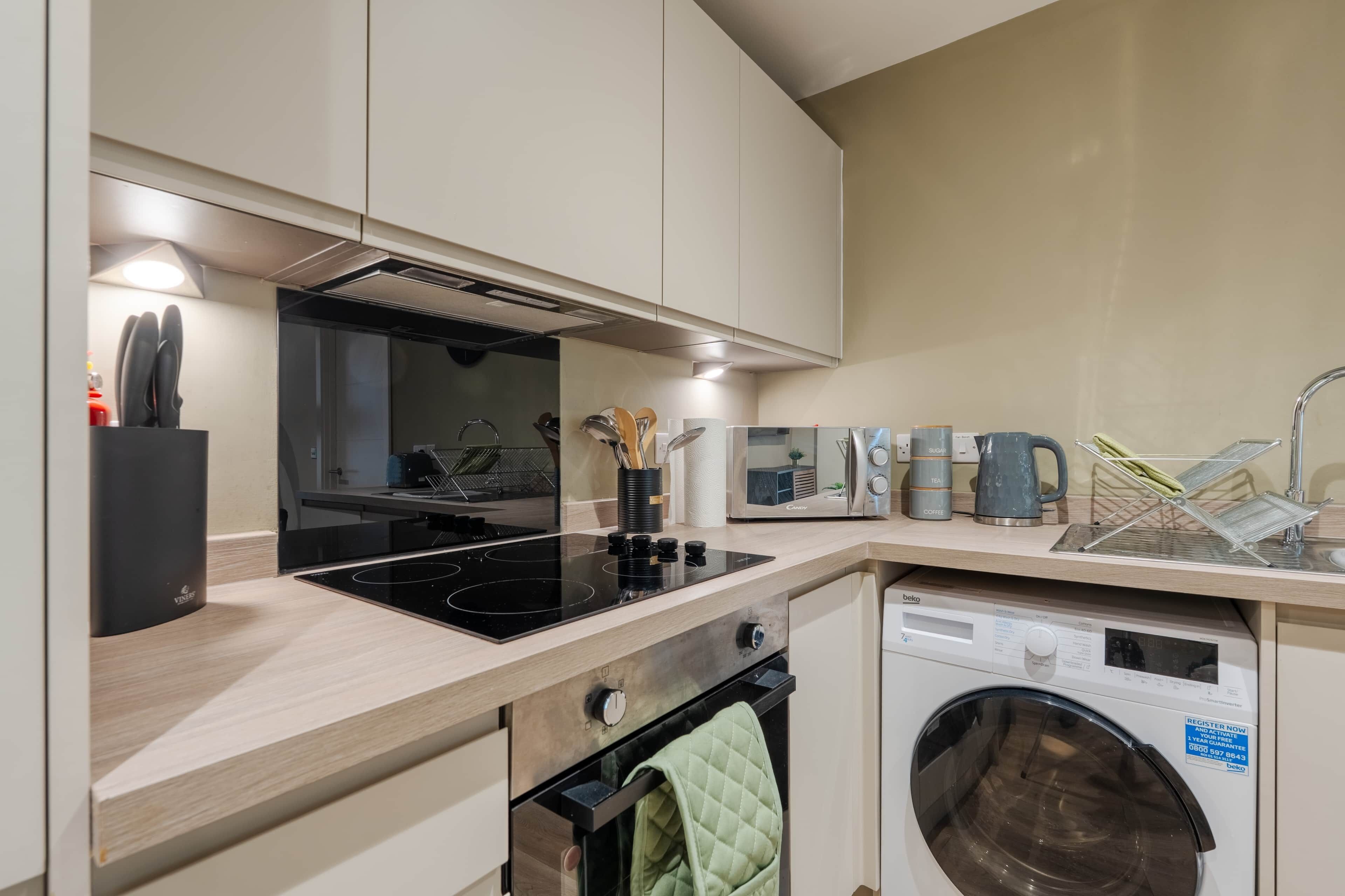 Kühlschrank, Mikrowelle, Ofen, Herdplatte