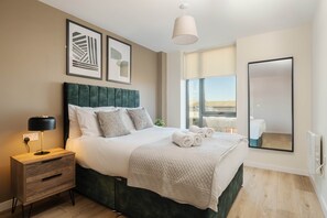 Tabla de planchar con plancha, wifi y ropa de cama