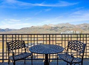 Outdoor dining - Mountain Village Retreat  |  Steam Shower & Views (Mountain Village)