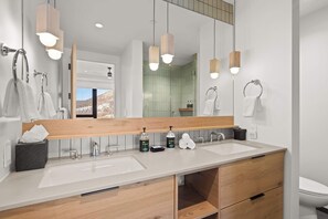 Douche, sèche-cheveux, serviettes fournies