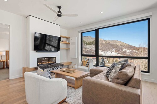 Modern 2 bd 2 ba Ski in & Ski out Condo in Base Village