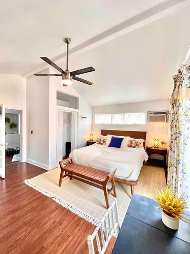 Private Charming 2 bedroom steps from the beach
Entire rental unit in Queens, NY