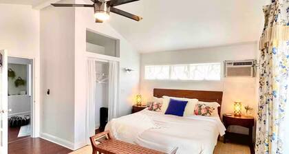 Private Charming 2 bedroom steps from the beach
Entire rental unit in Queens, NY