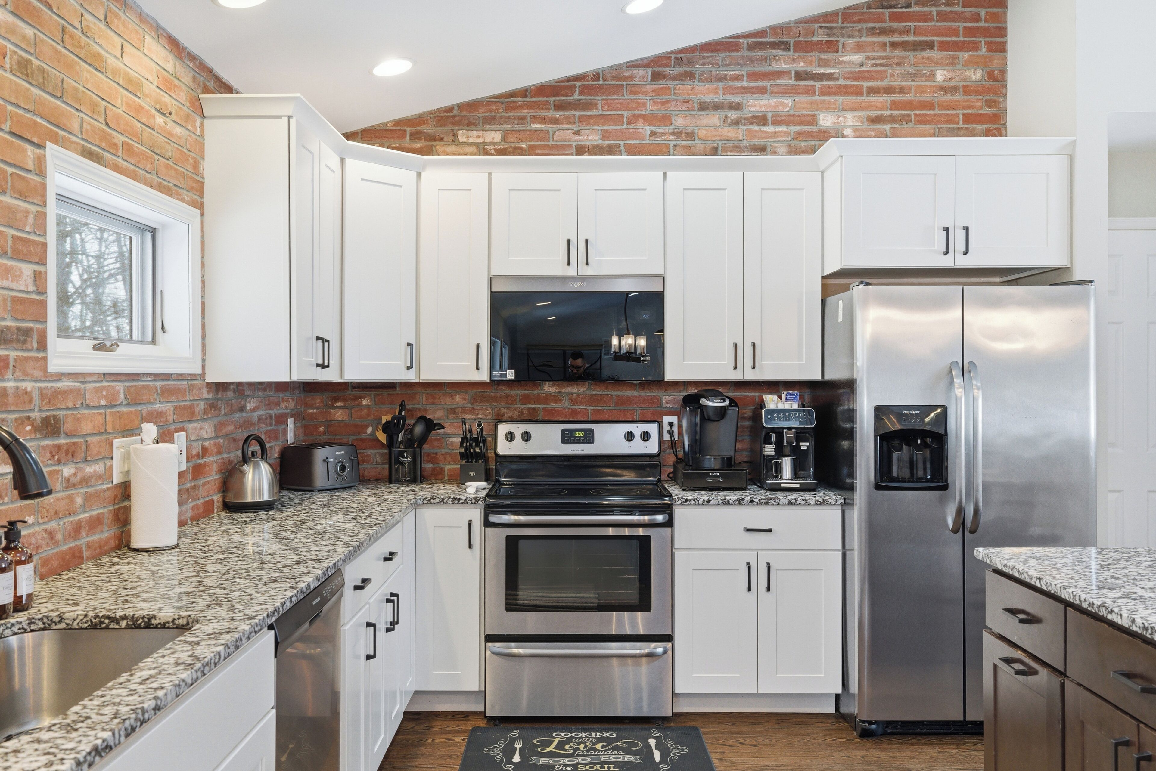 Jääkaappi, mikroaaltouuni, uuni, liesi