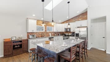 雪櫃、微波爐、焗爐、爐具