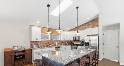 Movie Theater, Gameroom, Hot tub, Secluded, Firepit, Pets