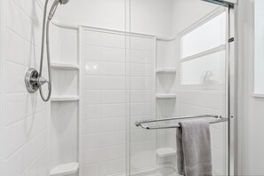 Douche, sèche-cheveux, serviettes fournies