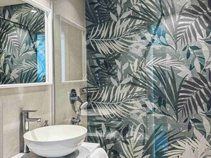 Hiustenkuivaaja, pyyhkeet, saippua, vessapaperi