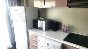 Refrigerador con freezer, microondas, horno, placa de cocina