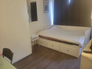 Tabla de planchar con plancha, wifi y ropa de cama 