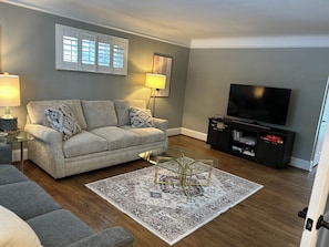 Smart TV, books - Cozy & Modern 3-Bed Getaway Near Lake Erie (Bay Village)