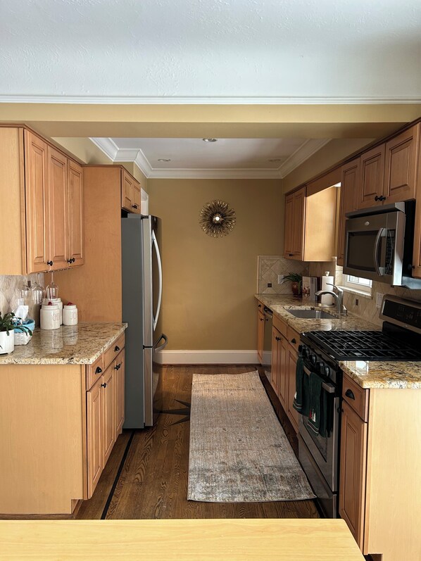 Fridge, microwave, oven, stovetop - Cozy & Modern 3-Bed Getaway Near Lake Erie (Bay Village)