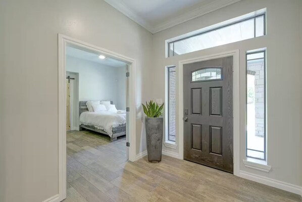 Silitysrauta/-lauta, Wi-Fi, vuodevaatteet