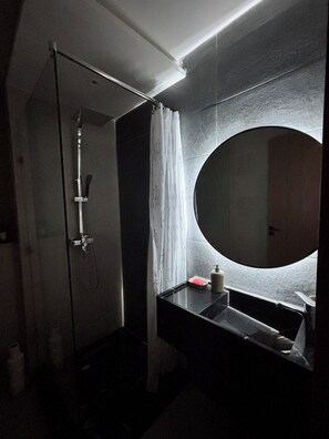 Regadera, toallas, jabón, papel de baño 