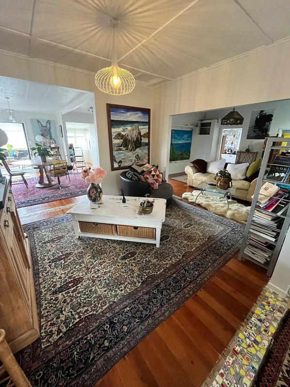 Living area - Unique City Bungalow
Two bedroom eclectic City Bungalow Arty and tranquil haven (Whangārei)