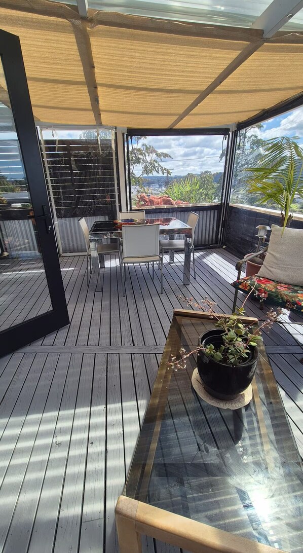 Interior - Unique City Bungalow
Two bedroom eclectic City Bungalow Arty and tranquil haven (Whangārei)