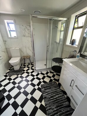 Bathroom - Unique City Bungalow
Two bedroom eclectic City Bungalow Arty and tranquil haven (Whangārei)