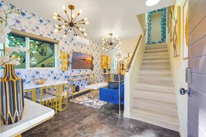 Living area - J. Chic 2BR w/Patio, BBQ Grill, and Parking, near Universal and Hollywood (Los Angeles)