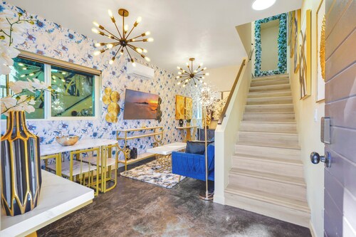 J. Chic 2BR w/Patio, BBQ Grill, and Parking, near Universal and Hollywood