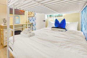 Iron/ironing board, WiFi, bed sheets - J. Chic 2BR w/Patio, BBQ Grill, and Parking, near Universal and Hollywood (Los Angeles)