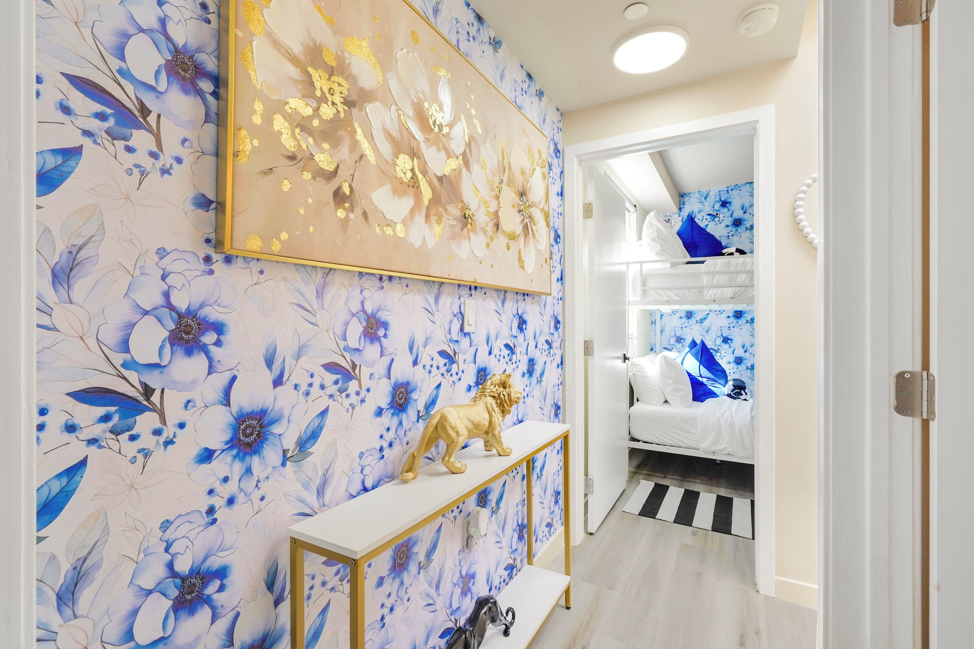 Tabla de planchar con plancha, wifi y ropa de cama 