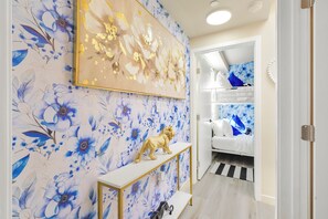 Tabla de planchar con plancha, wifi y ropa de cama 