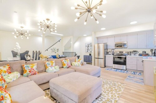 J. Chic 3BR: Patio, BBQ Grill, Games, & Free Parking. Near Universal & Hollywood