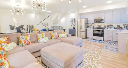 J. Chic 3BR: Patio, BBQ Grill, Games, & Free Parking. Near Universal & Hollywood