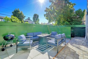 Outdoor dining - J. Chic 2BR w/Patio, BBQ Grill, and Parking, near Universal and Hollywood (Los Angeles)