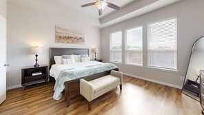 Escritorio, tabla de planchar con plancha, wifi y ropa de cama 