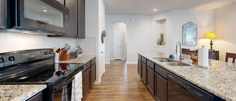 Lavavajillas, mesa de comedor