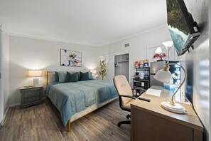 Room - Private Studio w King Bed, Bathroom, 1 Parking (Spring Valley)