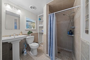 Eco-friendly toiletries - Private Studio w King Bed, Bathroom, 1 Parking (Spring Valley)