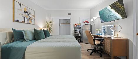 Een bureau, een strijkplank/strijkijzer, gratis wifi, beddengoed