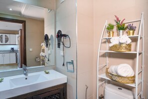 Haartrockner, Handtücher, Seife, Toilettenpapier