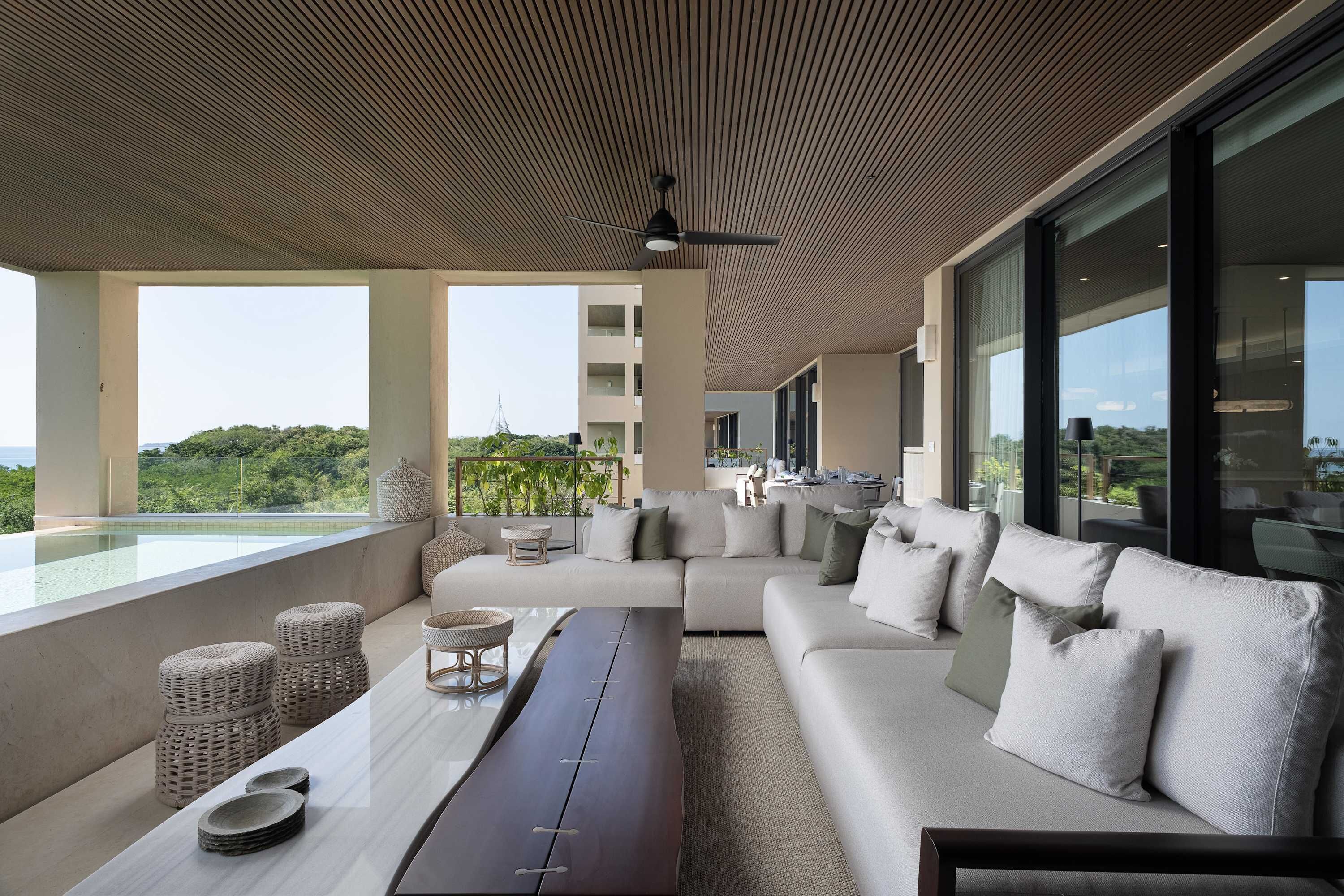 Utendørsbasseng og et oppvarmet basseng