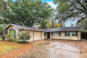 Exterior - Quiet, peacful, private 4-bedroom house with large backyard and patio space. (Arlington)