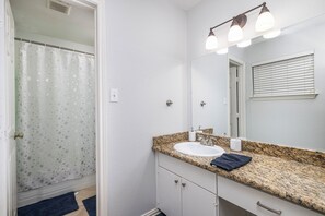 Serviettes fournies, savon, papier toilette