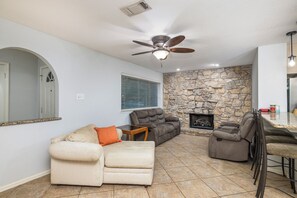 Smart TV, fireplace - Quiet, peacful, private 4-bedroom house with large backyard and patio space. (Arlington)