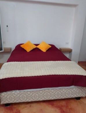 WiFi, bed sheets - Casa Tamarindo, Queen size bed, Fully equipped kitchen, Downtown area (Puerto San Carlos)
