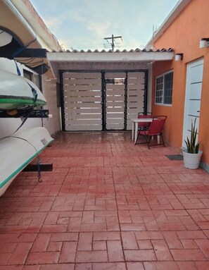 Outdoor dining - Casa Tamarindo, Queen size bed, Fully equipped kitchen, Downtown area (Puerto San Carlos)