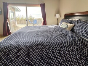 Desk, iron/ironing board, WiFi, bed sheets - Harbor View Cottage + Studio - Gold Beach, Oregon (Gold Beach)