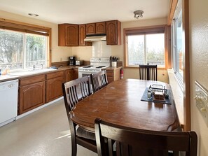 Fridge, microwave, oven, stovetop - Harbor View Cottage + Studio - Gold Beach, Oregon (Gold Beach)