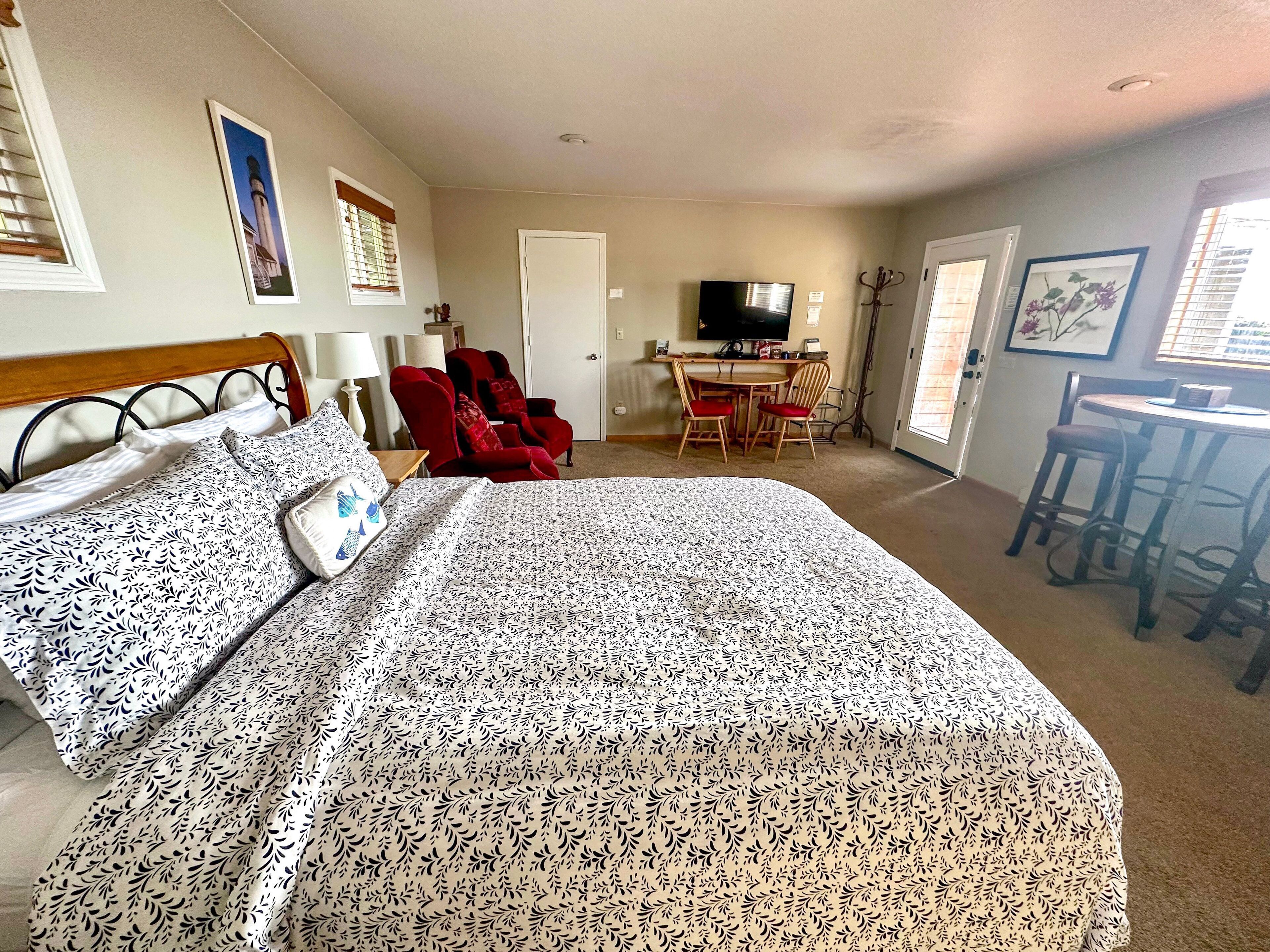 Desk, iron/ironing board, WiFi, bed sheets