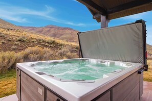 Ein Whirlpool mit Blick auf eine Wüstenlandschaft.