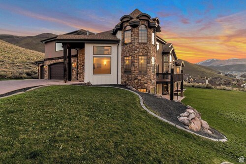 Grand Palace in SLC *Hot Tub* Theater* Sleeps 39!